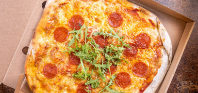 Pepperoning pizza with pepperoni, Cheddar, Mozzarella, tomato sauce and rocket  in a pizza box