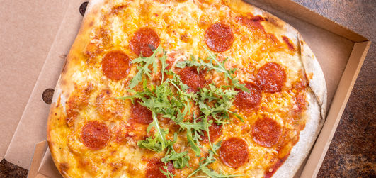 Pepperoning pizza with pepperoni, Cheddar, Mozzarella, tomato sauce and rocket  in a pizza box